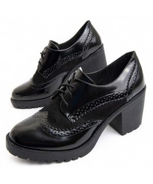 Casual hak schoen voor vrouwen. Comfortabele pasvorm. Gemaakt van veganistische materialen. Gefabriceerd door andere merken voor ons merk. Geschatte afmetingen: 7 cm hak en 2 cm platform breedte.