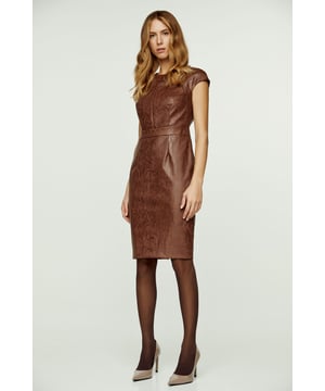 Vestido marrón chocolate de tejido sintético de imitación de cuero tejido con ligero estiramiento. Mangas cortas y cuello redondo. Costuras decorativas en la parte delantera en el pecho. Cinturilla de 4 cm en la misma tela. Pinzas encima y debajo de la cinturilla para un ajuste perfecto. 2 pinzas en el pecho. Cierre de cremallera oculta en la parte posterior, 48 cm. Abertura en la parte posterior, 9 cm. Forrado. Silueta estrecha moderadamente ajustada. Longitud para la talla 38: 102 cm.
