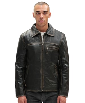 Nuestra piel de vaca de primera calidad se destaca en esta chaqueta estilo Harrison vintage. Esta es una gran pieza que tiene esa elegancia minimalista que la caracteriza. Los herrajes de metal pulidos a mano combinan muy bien con los tonos suaves más oscuros en los que se presenta esta chaqueta. En la parte delantera, hay un bolsillo con cremallera en el pecho y el canesú está revestido con paneles para agregar profundidad a la apariencia por lo demás sencilla. Los bolsillos con cremallera se encuentran a los costados de la chaqueta para guardar cosas, así como dos bolsillos adicionales en el interior de la chaqueta, que está hecho de nuestro poliéster de primera calidad. • Piel de vaca auténtica de alta calidad • Tres bolsillos externos con cremallera • Cierre con cremallera YKK centrada • Cuello clásico estilo camisa • Bolsillos integrados en el forro de la chaqueta • Forro de poliéster de primera calidad