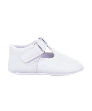 Soepele babyschoentjes.
 Buitenkant van polyleer.
 Bandsluiting op de wreef met klittenbandsluiting aan de zijkant.
 Zachte textiel binnenkant.
 Microvezel zool.
 Naden in toon zichtbaar.
 Samenstelling: Buitenkant: Polyleer; Binnenkant: Textiel; Zool: Textiel
 Onderhoud:
Reinigen met een natte doek.