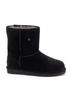 
Comfortabele Warmbat laarzen met een heerlijke warme voering. De laarzen zijn gemaakt van hoogwaardig suede. De laars heeft een EVA binnenzool, wat zorgt voor een lekkere demping.