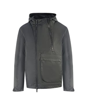 Lyle & Scott Dual Zip Kapuzenjacke Schwarz. Mit der Lyle & Scott Jacke trotzen Sie den Elementen mit Stil. Dieser elegante Mantel ist so konzipiert, dass er zu fast jedem Outfit gut aussieht. Setzen Sie ein Zeichen mit einer Jacke, die gut aussieht und Sie vor den Elementen schützt... Lyle & Scott Light Black Coat, Leichter Mantel, Kapuze, 100% Polyester. Zentraler Doppel-Reißverschluss, 1 große Tasche. Normale Passform, Passgenauigkeit, Markenemblem vorne links auf der Brust. Stil: JK1427V Z865