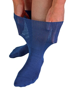Dr.Socks es una marca que pretende innovar cuando se trata de mantener tus pies cómodos. Creemos en la importancia de cuidar de tu bienestar, algo que a menudo olvidamos en nuestras vidas diarias llenas de estrés. Mediante el uso de materiales de alta calidad, Dr.Socks es capaz de producir algunos de los mejores calcetines que ayudan a aliviar los problemas de salud que afectan a nuestros pies. Nuestros calcetines extra anchos son perfectos para las personas con retención de líquidos (o "edema", como se suele llamar) que tienen dificultades para encontrar calcetines que se adapten a sus piernas hinchadas. Estos calcetines han sido diseñados para quienes la circunferencia máxima de la pierna es de 30 pulgadas. La técnica especial de tejido utilizada permite que la estructura de la pierna del calcetín se estire mucho más que la de los calcetines de vestir normales. Estos calcetines no sólo se han desarrollado para ayudar a controlar los síntomas de las afecciones mencionadas, sino que están fabricados con fibras de bambú. Esto los hace transpirables y suaves, por lo que puede llevarlos todo el día sin preocuparse por molestias o irritaciones en los dedos. El bambú es considerado uno de los materiales más suaves que existen, con propiedades antibacterianas y de absorción de la humedad. Pero lo más importante es que el bambú es un hilo sostenible y respetuoso con el medio ambiente. Si usted sufre de edema, linfedema, retención de líquidos y otras condiciones relacionadas con el tamaño estrechamente relacionados con los pies hinchados y los tobillos a continuación, estos calcetines son una necesidad. Estos calcetines para edema están disponibles en 4 tallas: 4-7 UK, 6-8 UK, 9-11 UK & 12-14 UK. También están disponibles en 4 colores: Negro, Gris, Azul Marino y Azul. Están hechos de 87% Bambú 11% Nylon 2% Elastano y son lavables a máquina.