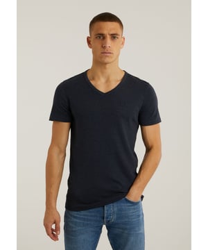 Passform & Material Das Cave-B ist ein regulär geschnittenes T-Shirt mit V-Ausschnitt aus 100 % Bio-Baumwolle, die das T-Shirt robust und weich macht. Details Dieses T-Shirt ist mit einem elastischen Band am V-Ausschnitt und den charakteristischen CHASIN'-Details versehen. Für eine engere Passform wählst du das Base-B, für einen Rundhalsausschnitt das Brace-B und für eine bequeme, lockere Passform das Expand-B. Technische Daten Normale Passform Basic-T-Shirt V-Ausschnitt Weiches Tragegefühl CHASIN'-Details Das Model trägt Größe L und ist 1,89 m groß.