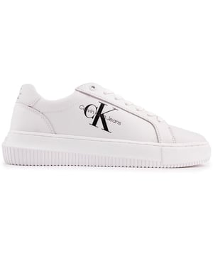 Elegantes y a la vanguardia de la moda, estos zapatos deportivos blancos de Calvin Klein Jeans son imprescindibles para tu guardarropa de diseño smart-casual. El cómodo zapato de corte cuenta con un suave upper blanco, suela gruesa, ojal superior grabado y los famosos logotipos de CK Jeans en el costado y el talón. Ideales para completar tus looks de diseñador estilizados.