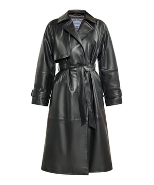 Dompel jezelf onder in tijdloze verfijning met deze klassieke trenchcoat, gemaakt van luxueus lamsleer. Een brede kraag met revers en een wikkelstijl, vastgebonden met een bijpassende riem, benadrukken het figuur. De voorkant wordt gesloten met comfortabele knopen. De jas creëert een buitengewone vintage styling.  Jas