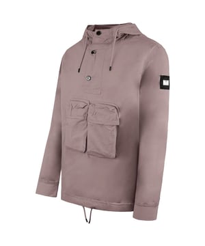 Weekend Offender Silver Puffs Drive Anorak, een veelzijdige en stijlvolle aanvulling op je garderobe. Deze anorak toont de toewijding van het merk aan modern design, kwaliteitsmaterialen en functionele details.

Belangrijkste kenmerken:

 Functionele zakken:  De anorak heeft twee zakken in het midden en twee zakken aan de zijkanten, die voldoende ruimte bieden om al je essentials mee te nemen. Of je nu onderweg bent of de stad verkent, deze zakken voegen een praktisch element toe aan het ontwerp.

 Verstelbare functies voor een perfecte pasvorm:   De manchetten met klittenband en de mogelijkheid om het volume van de capuchon en de zoom te verstellen, zorgen voor een aanpasbare pasvorm. Deze functies zorgen ervoor dat je de anorak aan je voorkeuren kunt aanpassen, zodat je niet beperkt wordt in je bewegingen en het algehele comfort toeneemt.

 Iconisch metalen gevangenislogo:   De linkermouw is versierd met het iconische metalen gevangenislogo, dat een vleugje merkidentiteit en stedelijke flair aan de anorak toevoegt.

 Too Much Too Young-patch met ophangfunctie:   De Too Much Too Young patch zit boven het logo en is niet alleen een stijlvol detail, maar fungeert ook als lus om de anorak aan op te hangen als er geen hanger beschikbaar is. Dit praktische ontwerpelement voegt gemak toe aan je dagelijkse routine.

 Weekend Offender x 221B Store samenwerking:   Als onderdeel van de Weekend Offender Coats & Jackets Collection is deze anorak het resultaat van de samenwerking tussen Weekend Offender en 221B Store. Deze samenwerking garandeert de authenticiteit en originaliteit van het product.