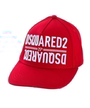 Gorra para hombres de la marca Dsquared2.  
Bordado en la parte delantera y trasera.  
Detalle de desgastes en la visera.  
Correa con cierre ajustable en la parte posterior.  
Costuras visibles en tono.  
Composición: 100% algodón  
Cuidado:  
Lavado a mano.  
Planchar a baja temperatura.  
No usar blanqueador.  
No usar secadora.  
No limpiar en seco.