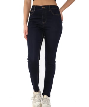 MYT Dames katoenrijke Magic jeans. Binnenbeenlengte 28 inch. Skinny pasvorm met een hoge taille. Gemaakt van eersteklas bi-stretch stof voor ondersteuning en comfort. Voorgevormde tailleband zonder kieren in de taille en vormgevende coupenaden om je silhouet te liften. Verborgen zakken aan de voorkant houden je buik binnen. Deze jeans omhelst het lichaam van heup tot enkel.
