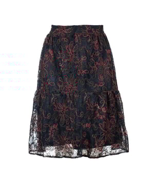 Dieser stilvolle schwarze Spitzenrock ist aus einer Viskose-Woll-Mischung mit zusätzlichem Elasthan für Komfort und Flexibilität gefertigt. Er zeichnet sich durch komplizierte dunkelrote Stickereien aus, die dem floralen Spitzenmuster Tiefe und Kontrast verleihen. Der Rock ist vollständig gefüttert für mehr Bedeckung und mit einem verdeckten Reißverschluss hinten sowie einem elastischen Bund für eine bequeme Passform ausgestattet. Er fällt unter das Knie und hat eine gestufte Silhouette, die jedem Outfit eine raffinierte Note verleiht und sowohl für formelle Anlässe als auch für elegante Alltagslooks perfekt geeignet ist.