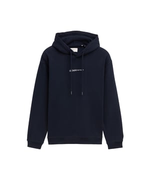 Der Herren-Hoodie von Tom Tailor bietet eine gelungene Kombination aus Stil und Komfort. Er ist langärmlig geschnitten und verfügt über einen klassischen Rundhalsausschnitt, der in Verbindung mit der Kapuze und dem praktischen Tunnelzug für einen sportlichen Look sorgt. Die Rippbündchen an den Ärmeln und am Saum verleihen dem Hoodie eine optimale Passform und zusätzlichen Tragekomfort. Auf der Vorderseite ist ein markanter Logo-Print platziert, der den Hoodie zum Hingucker macht. Dank der hochwertigen Materialien ist er besonders angenehm zu tragen und eignet sich perfekt für lässige Freizeit-Outfits.