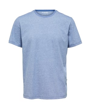 Ontdek het tijdloze T-shirt van Selected Homme - een essentieel item voor de garderobe van elke man. Met zijn klassieke ronde hals en normale pasvorm is dit T-shirt een veelzijdig kledingstuk voor elke dag. De constructie met korte mouwen biedt comfortabele luchtcirculatie en bewegingsvrijheid.  Het gemêleerde patroon geeft dit T-shirt een subtiele textuur en een moderne touch die je persoonlijkheid benadrukt. Gemaakt van hoogwaardige materialen, biedt dit T-shirt niet alleen een luxueus gevoel, maar ook duurzaamheid.  Solo gedragen of onder een overhemd of trui, dit T-shirt is de ideale metgezel voor elke gelegenheid. Van casual weekenduitstapjes tot formele gelegenheden, het is de perfecte aanvulling op je dagelijkse garderobe.  Geniet de hele dag van het comfort en de bewegingsvrijheid van dit T-shirt dat perfect past bij je actieve levensstijl. Met Selected Homme ervaar je niet alleen kwaliteit, maar ook stijl die jouw persoonlijkheid benadrukt. Verwen jezelf met de luxe van comfort en elegantie en verrijk je garderobe met dit tijdloze T-shirt dat je de hele dag comfortabel houdt.