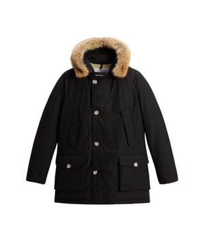 Dieser Herren-Parka vereint stilvolle Funktionalität und maximalen Komfort für kalte Tage. Die normale Passform und der Taillentunnelzug sorgen für eine figurbetonte Silhouette. Eine Kapuze mit abnehmbarem Echtpelzbesatz bietet vielseitige Styling-Möglichkeiten und zusätzlichen Schutz vor Wind und Wetter. Der Reißverschluss mit Windschutzleiste und Knopfverschluss garantiert zuverlässige Wärmeisolierung. Ein Klettverschluss mit Logo am Kragen setzt einen dezenten, modischen Akzent. Praktische Pattentaschen mit Knöpfen, Brusttaschen und Innentaschen bieten reichlich Stauraum für Ihre Essentials. Gerippte Innenbündchen halten die Kälte draußen und sorgen für angenehme Wärme. Der Parka ist warm gefüttert sowie wasser- und windbeständig, sodass Sie auch bei ungemütlichem Wetter bestens gerüstet sind. Hergestellt aus hochwertigen Materialien, bietet er den ganzen Tag über hohen Tragekomfort. Ein unverzichtbares Kleidungsstück für die Wintergarderobe, das Stil und Funktion perfekt miteinander verbindet.
