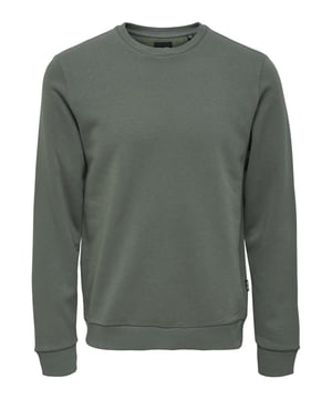 Das Only & Sons Sweatshirt für Herren bietet den perfekten Mix aus Komfort und Stil für den Alltag. Dieses Sweatshirt ist normal geschnitten, was für eine bequeme Passform sorgt, die weder zu eng noch zu weit ist. Der Rundhalsausschnitt verleiht dem Pullover eine zeitlose Note und macht ihn vielseitig kombinierbar. Mit Langarm-Design und Rippbündchen an Ärmeln und Saum wird ein klassischer und gleichzeitig moderner Look geschaffen. Hergestellt aus hochwertigen Materialien, bietet das Sweatshirt nicht nur hohen Tragekomfort, sondern auch Langlebigkeit. Es bleibt auch nach vielen Wäschen formbeständig und kann nur maximal 5% einlaufen, was die Pflege erleichtert. Ein Must-have für Herren, die auf der Suche nach einem bequemen und stilvollen Pullover sind – ideal für Freizeit, Büro oder entspannte Abende. Kombinieren Sie es mit Jeans oder Chinos, um ein lässiges oder smartes Outfit zu kreieren!