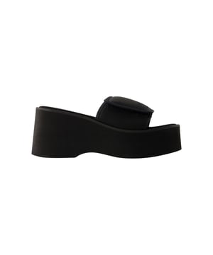 Farbe: Schwarz - Schwarz. Material: elastisch. Sohle: synthetisch. Elastisch. Verschluss: Knöchelriemen mit Schnalle. Zehenform: rund. Passform: fällt größengetreu aus - europäische Größen.