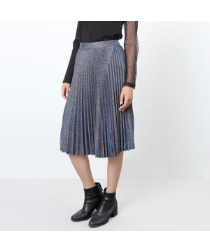 Een must in een garderobe, de geplooide rok is hier beschikbaar in een stof met subtiele moiréreflecties die een heel mooi effect biedt wanneer je loopt. Ideaal voor een avond of een chique dag. Eenvoudig te accessoriseren met een blouse of shirt. Een eenvoudige en royaal wijd uitlopende lijn voor een vrouwelijke en verfijnde look.

Productdetails:
Uitlopende vorm
Onzichtbare zip linkerkant
Lengte: 68 cm
Het model meet 1m73 en heeft een maat 38