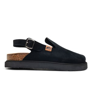 Pisa en la comodidad y sostenibilidad con las Mulas Frank de Good News. Hechas a mano para el hombre eco-consciente, estas sandalias de ante negro combinan estilo con responsabilidad. La parte superior, fabricada con ante de alta calidad de stock sobrante, garantiza una elección moderna y ética. Con una plantilla de corcho 100% y una suela de maíz reciclado para un agarre duradero. La correa adaptable y la hebilla robusta aseguran un ajuste perfecto.