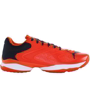 Los Zapatillas Puma Solarattack RCT para Hombre en Negro son una opción de calzado deportivo de vanguardia que combina a la perfección estilo y rendimiento. Diseñadas pensando en la comodidad, el soporte y la durabilidad, estas zapatillas son ideales tanto para los entusiastas del deporte como para quienes buscan un calzado diario moderno. Aquí hay una descripción de las características clave de las Zapatillas Puma Solarattack RCT para Hombre en Negro:

 Diseño Negro Elegante: Las zapatillas vienen en un color negro elegante y versátil, lo que las hace adecuadas para diversas ocasiones y fáciles de combinar con diferentes atuendos. El diseño monocromático irradia una estética moderna y estilosa.

 Parte Superior de Malla Transpirable: La parte superior está hecha de material de malla transpirable que promueve la circulación del aire, manteniendo tus pies frescos y cómodos durante las actividades físicas. También ayuda en la gestión de la humedad para evitar la acumulación de sudor.

 Marca Puma: Como producto de Puma, estas zapatillas cuentan con el icónico logo de Puma, que se encuentra típicamente en los lados y la lengua. Esta marca es un símbolo de calidad y estilo asociado con la marca.