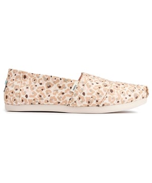 Las alpargatas de lona Toms Alpargatas para mujer cuentan con una parte superior de lona natural duradera con estampado animal, refuerzo elástico y una construcción liviana con una plantilla de espuma Ortholite. Esta silueta icónica, con marca distintiva, está hecha de materiales sostenibles y es el calzado casual definitivo, lo que facilita la transición de estilo entre temporadas sin esfuerzo.