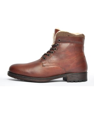 This Red Tape Frumpton boot is delivered with a premium leather upper and on trend rugged designer styling. A sturdy rubber outsole with geometric pattern provides increased traction, complimented by the full 6 eyelet lace up closure which ensures a secure fit. The panelled upper provides not only visual appeal and durability, but also increases support, whilst the cushioned footbed and fur lining provides all-day comfort and warmth.
 Its deep brown colourway provides a smart finish, enhanced by the intricate stitch detailing, delivering the perfect finishing touch to this great value fashionable leather boot. 
 - Leather upper
 - Soft fur lining
 - Padded insole and ankle collar
 - 6 eyelet lace closure
 - Comfort padded insole
 - Durable rubber outsole
 - Red Tape branding