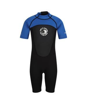 85% Neopreen, 15% Polyester. Stof: Polyester. Ontwerp: Contrast, Logo. Zakken: 1 Verborgen Zak. Halsuitsnijding: Verstelbaar, staande kraag. Sluiting: Rits achteraan, Pull-On. Platte naden, Grippy Borst, Lange Ritstrekker. Stoftechnologie: Soepel, Lichtgewicht, Sneldrogend. Dikte wetsuit: 2mm.