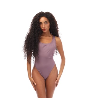 Off White Logo Band badpak in violet.- Kriskras bandjes op de rug.- 78% Polyester 22% Elastane.- Ref: OWFA0080013500Let op: retourzendingen worden alleen geaccepteerd als het hygiënelabel nog aan het product bevestigd is.