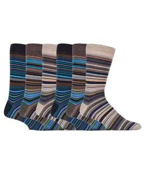 Sommigen zeggen dat gestreepte sokken het bovenkantpunt zijn van voetmode voor mannen... maar wat is een stijlvol paar voeten waard als ze comfortabel zijn ? Met onze eigen sokken van het merk Sock Snob krijgen je voeten het plezier om tegelijkertijd trendy en comfortabel te zijn dankzij de slimme creatieve technologieën van Sock Snob. Er zijn 3 redenen waarom je voeten het hele jaar door comfortabel kunnen zijn in onze sokken. Ten eerste is er een ontwerp in honingraatstijl aan de bovenkant van de sok geplaatst om drukpunten en vernauwingsringen rond de benen te verminderen, zo geweldig voor degenen die alledaagse sokken nodig hebben om de bloedsomloop te bevorderen. We hebben ook een hoog katoengehalte van 80% in onze merksokken, die je voeten de hele dag in een natuurlijke zachtheid omringen. 80% katoen betekent ook een hoog vochtafvoerend vermogen en temperatuurregeling, waardoor je voeten warm blijven in de winter en koel in de zomer. Er zijn ook 7 moderne stijlen om uit te kiezen, 5 gestreepte stijlen genoemd naar iconische steden met nog eens 2 stijlen in effen zwart en zwart, marineblauw en grijs. Deze sokken zijn machinewasbaar en worden geleverd in een verpakking van 6 paar.