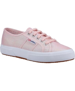Klassiek, maar nooit saai - de iconische Superga 2750 sneakers keren terug in deze sportief-chique iteratie. Het lichtgevende lame bovenwerk is voorzien van lange katoenen veters voor talloze stylingopties.