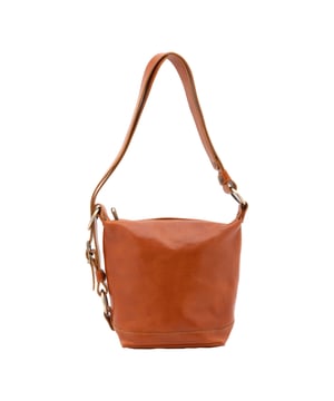Bolso tipo bombonera para mujer. El cierre es con cremallera. Los bolsillos internos son uno con cremallera. Los bolsillos externos están ausentes. La bandolera es ajustable en piel. Falta el mango. Hay un compartimento interno. El material exterior es auténtica piel de vacuno. Internamente está forrado en algodón. Medidas: 25x28x14 cm. Hecho en Italia