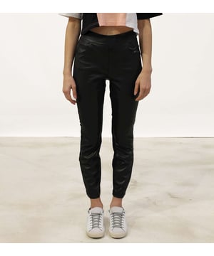 Especificaciones: Leggings con frente de piel sintética, cremallera lateral y bragueta falsa Ajuste: Slim El modelo lleva la talla: S Altura del modelo: 170 cm