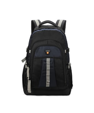 Mochila unisex. El cierre es con cremallera. Los bolsillos internos son bolsillos multifuncionales. Los bolsillos exteriores son dos frontales con cremallera y dos laterales abiertos. Falta la correa para el hombro. Falta el mango. Hay tres compartimentos internos. El material exterior es poliéster. Internamente está forrado en poliéster. Medidas: 37x22x59 cm. Producto de moda