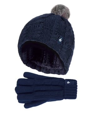 Halten Sie Ihr Kind in diesem tristen Winterwetter mit dieser Kunstpelz-Pom-Pom-Mütze und Handschuhen für Mädchen warm. Dieses Set aus Mütze und Handschuhen ist ideal für Schneesport oder andere Outdoor-Aktivitäten. Es hält die Wärme nah an der Haut, egal ob Ihr Kind Schneebälle wirft oder einen Winterspaziergang macht. Dieses Set wurde aus speziell entwickeltem Thermogarn hergestellt und bietet eine leistungsstarke Isolierung gegen Kälte mit hervorragenden feuchtigkeitsableitenden Eigenschaften. Die dehnbare Konstruktion passt sich der natürlichen Körperform an und sorgt so für bessere Passform, Wärme und Komfort. Heat Holders Produkte, einschließlich dieses Sets aus Mütze und Handschuhen, verfügen über eine HeatWeaver-Isolierung, ein plüschiges, pelzähnliches Thermofutter, das die Menge an warmer Luft maximiert, die nahe an der Haut gehalten wird. Die passende Mütze und die Handschuhe haben ein einzigartiges Zopfmuster, das dieses Set zu einem unverzichtbaren Teil der Wintergarderobe macht! Die Handschuhe sind mit einem gerippten Umschlagbund ausgestattet, der für einen bequemen Sitz am Handgelenk sorgt. Auch die Mütze hat ein geripptes Umschlagbündchen für einen stilvollen Winterlook. Diese Eigenschaft ermöglicht auch eine bessere und bessere Anpassung an den Kopf. Mit dieser Bommelmütze aus Kunstfell bleiben die Ohren warm und kuschelig! Dieses Set aus Mütze und Handschuhen ist in 5 Farben erhältlich: Oatmeal Twist, Navy, Black, Dusty Grey und Dusky Pink. Diese Mützen und Handschuhe sind in 7-10 Jahren erhältlich.