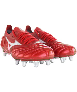 De Mizuno Morelia Neo III Beta ESI Lace-Up Synthetic Heren voetbalschoenen zijn een specifiek product uit het assortiment voetbalschoenen van Mizuno. Hier zijn enkele belangrijke kenmerken en details van deze voetbalschoenen:

 Synthetisch bovenwerk:  Deze voetbalschoenen zijn uitgerust met een synthetisch bovenwerk, dat vaak is ontworpen om lichtgewicht, duurzaam en gemakkelijk schoon te maken te zijn. Synthetische materialen kunnen een goede balans bieden tussen prestaties en betaalbaarheid.

 Rode kleur: De voetbalschoenen hebben een levendige rode kleur, die niet alleen een stijlvolle flair toevoegt, maar er ook voor kan zorgen dat je opvalt op het veld.

 Vetersluiting:   Zoals de meeste voetbalschoenen hebben ook deze schoenen een vetersluiting, voor een veilige en aanpasbare pasvorm die zorgt voor stabiliteit en ondersteuning tijdens wedstrijden.

 Mizuno logo:   Let op het Mizuno merk, dat prominent aanwezig kan zijn op de voetbalschoenen, wat duidt op authenticiteit en kwaliteit.

Voetbal specifiek ontwerp: Mizuno voetbalschoenen zijn ontworpen met de behoeften van voetbalspelers in het achterhoofd, inclusief kenmerken die wendbaarheid, balcontrole en algehele prestaties op het veld verbeteren.