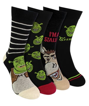 Pack de 4 Calcetines Shrek de Algodón para AdultoPresentamos nuestro Pack de 4 Calcetines Shrek de Algodón para Adulto, porque ¿quién dice que tus pies no pueden divertirse como ogros? Sumérgete en el caprichoso mundo de Shrek y Burro con estos calcetines Shrek para adultos, con una composición rica en algodón que garantiza suavidad y comodidad a cada paso. Con cuatro divertidos diseños, 3 de ellos con Shrek y uno con su mejor amigo Burro y la divertida frase "Soy un semental" en todo su hilarante esplendor, este lote de 4 calcetines es una fantástica idea de regalo para cualquier entusiasta de Shrek. Transforma tu cajón de los calcetines en una aventura de cuento de hadas con estas extravagantes y cómodas adiciones.El tejido rico en algodón no sólo mima tus pies, sino que también añade un toque de lujo a tu juego de calcetines. Suaves y cómodos, estos calcetines de Shrek son perfectos para estar por casa o salir con un toque de encanto animado.Sorprende al fan de Shrek de tu vida con estos encantadores calcetines - un relleno de calcetín ideal que aporta alegría y risas. Estos calcetines, disponibles en dos tallas: 4-8 UK para mujer y 6-11 UK para hombre, se adaptan a una gran variedad de tallas de pie. Estos calcetines vienen en paquetes de 4 pares y están hechos de: 78% algodón, 20% poliamida y 2% elastán. Están disponibles en 2 tallas y son totalmente lavables a máquina.Extra Product DetailsAdults Shrek SocksCotton RichSoft & Comfortable4 Funky Shrek & Donkey DesignsA Great Gift IdeaPerfect For Any Shrek FanAn Ideal Stocking Filler2 Sizes: 4-8 & 6-11 UKLavables a máquina