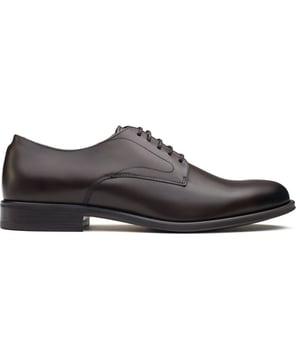 Adéntrate en el mundo de la sofisticación con los zapatos Duke Master de Hackett London. Elaborados a mano en Portugal, estos zapatos Derby marrones presentan un lujoso upper de cuero con delicadas costuras decorativas que adornan cada lado, mientras que la plantilla de cuero curtido acaricia tu pie con cada paso. Estos zapatos con cordones elevarán tu estilo de inteligente a magistral con su elegante y pulido suela que garantiza una elegancia antideslizante.