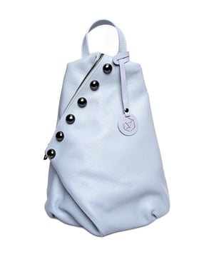 Mochila  
100% cuero de vaca  
Asa superior única  
Cierre superior con cremallera, se puede plegar con cierre a presión magnético  
Bolsillo interior con cremallera  
Bolsillo trasero con cremallera  
Dos correas de hombro ajustables  
Dimensiones: 38x30x14 cm