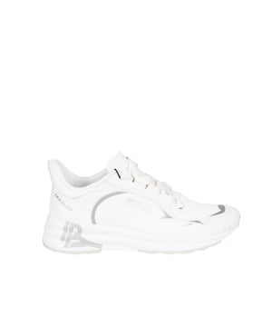 Atadas con cordones, estos zapatos aseguran un ajuste perfecto al pie, lo que los hace extremadamente cómodos y estables para el uso diario.

La punta redonda da a los zapatos un aspecto clásico que combina perfectamente tanto con estilos informales como más elegantes.

En la lengüeta, el logo de la marca está sutílmente grabado, lo que añade un carácter único a los zapatos y resalta su originalidad.

En los laterales, el nombre de la marca está cuidadosamente colocado, lo que no solo es un elemento decorativo, sino que también demuestra la alta calidad de la fabricación y la atención al detalle.

La suela con logo no solo es un acento estilístico, sino que también proporciona excelente adherencia y durabilidad, haciendo que los zapatos sean adecuados para diversas condiciones.

Hechos de tela de alta calidad y cuero ecológico, los zapatos no solo son elegantes, sino también amigables con el medio ambiente, lo que los convierte en una excelente elección para consumidores conscientes.

Empaquetados en una caja de la marca, estos zapatos son una idea de regalo ideal que seguramente encantará a cualquier aficionado a los accesorios modernos y funcionales.