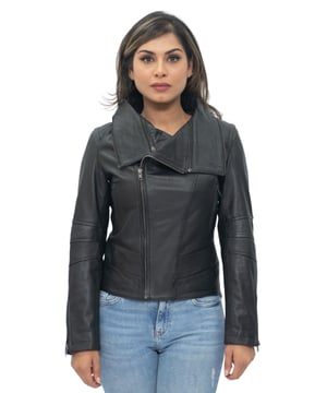 Esta chaqueta de motociclista presenta una variedad de características que se introdujeron para darle a esta chaqueta un aspecto único y contemporáneo. Un cuello profundo y superpuesto se presenta sobre la cremallera YKK en ángulo que le da a esta chaqueta su propio atractivo distintivo y elegante, el cuello también es desmontable para los días en los que te apetezca lucir esta pieza con un aspecto más discreto. Hemos acentuado esta chaqueta con detalles cosidos para un motivo atrevido, que se ve ayudado por el dobladillo que aparece en un estilo atrevido de cola de pez. Para mayor comodidad, puede encontrar cremalleras en los puños para proporcionar un poco de espacio para respirar en las mangas y garantizar que se sienta tan bien como se ve con esta chaqueta. • 100% cuero napa ultra suave de primera calidad • Ajuste entallado y más corto con un cuello profundo desmontable • Cuenta con 2 bolsillos de longitud media con cremallera y cierre de cremallera YKK en ángulo