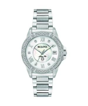 Dit Bulova Dames horloge beschikt over een Quartz binnenwerk. De kast (32 mm mm) is vervaardigd uit RVS (Zilverkleurig) en heeft een Saffierglas. De band is Zilverkleurig RVS. Dit horloge uit de Bulova Marine Star reeks is een mooi en tijdloos geschenk. Verras jezelf of iemand anders met dit cadeau. Bovendien geniet u hierbij van 2 jaar garantie tegen alle fabricagefouten.