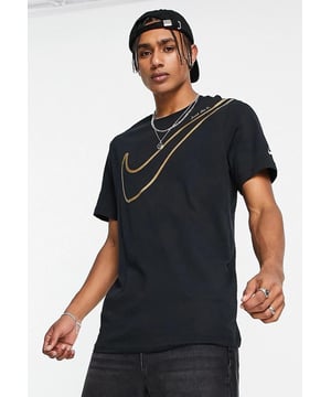 Nike heren T-shirt met ronde hals. T-shirt van katoenjersey. Geribbelde ronde hals en korte mouwen. Big Swoosh Contrsast Tick en Classic Schrijf gewoon boven het vinkje. Standaard pasvorm voor een ontspannen, gemakkelijk gevoel.