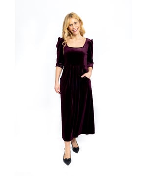 Confeccionado en un suave y lujoso terciopelo de tonalidad roja. Este vestido atemporal tiene un escote cuadrado y una falda acampanada que favorece tu silueta y te da confianza. Hecho con nuestro ultra-lujoso terciopelo, este vestido de noche destila opulencia. Diseñado en un tono rojo intenso, tiene bolsillos y tela elástica para acentuar la cintura, creando una sensación de lujo.

95% Poliéster, 5% Elastano

Solo lavado a mano en frío

No planchar