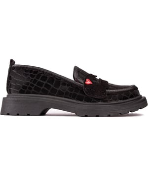 Je zult deze op een penny-loafer geïnspireerde schoen dragen. Trek deze gemakkelijk te dragen zwarte platte Love a Loaf-loafers aan met een IC-twist, gemaakt van een zwarte nep-krokodil met een lichte lichtreflectie, een pakkend rood hart-deco en een dikke zool. Stuiter comfortabel door de straat met Irregular Choice en voeg een eigenzinnige urban vibe toe aan je garderobe.