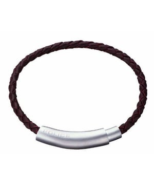Police: pulsera de cuero marrón "Close" Cuando la marca POLICE se lanzó en Italia en 1983, fue una de las primeras empresas en convertir las gafas de sol en una declaración de moda. A lo largo de la década de 1980, estas gafas de sol elegantes y sofisticadas se hicieron famosas en todo el mundo. A medida que la empresa creció, rápidamente expandió su icónica marca de gafas a una popular gama de fragancias, ropa y relojes. Los relojes POLICE se lanzaron en 2003 y rápidamente se convirtieron en un componente importante de la personalidad general de la marca POLICE. POLICE Mens PL-12087JS-02 Reloj de moda TopGear La marca POLICE atrae a personas con un fuerte sentido de su propia individualidad. Parte de la popularidad de los relojes POLICE siempre ha sido la fantástica selección de estilos disponibles. Cada reloj POLICE hace una gran declaración. No importa si buscas sofisticación urbana en movimiento o punk callejero valiente. No importa lo que esté buscando, es muy probable que haya un reloj POLICE que se adapte a su estética personal. Durante muchos años, caras conocidas como Bruce Willis, George Clooney, David Beckham y Antonio Banderas han estado asociadas con la marca POLICE. Estas estrellas ayudaron a poner a la POLICÍA en el mapa. Sin embargo, la empresa siempre supo que estas conocidas celebridades nunca fueron las verdaderas estrellas. Sus clientes lo eran. Relojes POLICE En 2010, POLICE lanzó una nueva y revolucionaria campaña de marketing diseñada para reconocer las cualidades especiales que hacen de alguien un cliente de POLICE. La compañía anunció que estaban buscando una cara nueva para ponerse en la piel de las personas famosas que habían representado a POLICE antes y que esa persona se convertiría en la nueva cara de la marca. Este concurso 'Be Younique' fue tremendamente popular y después de evaluar miles de entradas, un joven desconocido llamado Andrea Garbolino de la ciudad italiana de Settimo Torinese fue seleccionado para lanzar la campaña publicitaria internacional de 2010. Un nuevo concurso 'Be Younique' está en marcha ahora mismo y cualquiera que compre un reloj POLICE dentro de los próximos doce meses recibirá descuentos exclusivos, así como la oportunidad de ganar increíbles premios que incluyen volar un avión de combate en Rusia, divertirse en Río y buceo en Maldivas. Hay 12 premios diferentes correspondientes a 12 zonas horarias diferentes.