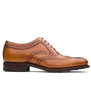 Zapatos Loake Maxted para hombre en color tostado, fabricados en piel y suela de goma. Incluye: plantilla de piel, ribete Goodyear, suela de goma y detalle brogue.