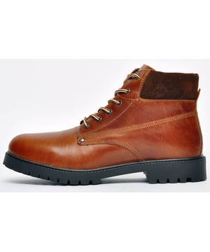 These Baxter mens leather boots from Oaktrak by Red Tape are crafted with precision and attention to detail, carefully constructed with a premium smooth leather upper with supportive overlays, complete with intricate designer stitch detailing and contrast laces to provide you with a quality designer finish. 
 These Baxter leather boots are high-quality mid-cut men's urban styled boots with a comfort footbed, padded heel collar and cleated durable rubber outsole providing a high level of comfort and great traction.
 - Leather upper
 - Secure 6 Hole lace fastening
 - Intricate designer stitch detailing
 - Padded heel and ankle collar
 - Comfort insoles
 - Rugged cleated heel and outsole