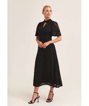 Este vestido midi de manga corta Black Angle es la combinación perfecta de etéreo y estilo. Confeccionado con delicado encaje y con un diseño de manga corta, es una pieza ideal para reuniones formales u ocasiones especiales. El largo midi y la elegante silueta favorecen cualquier figura, mientras que el intrincado encaje añade un toque de sofisticación.