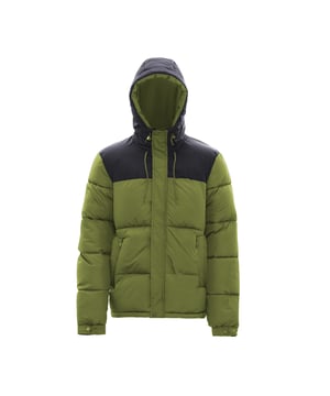 Im trendstarken Bicolor-Look ist diese Herren-Winterjacke von Mo perfekt für die kalte Jahreszeit. Ausgestattet mit einer justierbaren Kapuze, einem verdeckten Reißverschluss mit hohem Stehkragen sowie mit verstellbaren Ärmelabschlüssen bietet die Jacke viele Funktionen, die durch das gut isolierende synthetische Füllmaterial ergänzt werden.  Jacke