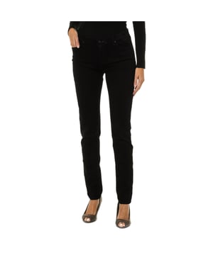 Lange Jeans.
 Farbe Schwarz
 Gürtel mit Gürtelschlaufen.
 Reißverschluss und Knopfverschluss auf der Vorderseite.
 Zwei Vordertaschen und eine Minitasche.
 Zwei Taschen auf der Rückseite mit Metallic-Logo.
 Schmaler Schnitt.
 Stretch-Stoff.
 Konsekutiv gesticktes Logo-Detail.
 Passende sichtbare Nähte.

 Zusammensetzung:
 92% Baumwolle - 2% Elastan -6% Elastomuliester.

 Waschanleitung:
 - Maximal bei 30ºC waschen.
 - Bügeln bei mittlerer Temperatur, max. 110 ° C.
 - Erlaubt die Verwendung eines Trockners.
 - Verwenden Sie keine Bleichmittel.
 - Es unterstützt nicht die chemische Reinigung.
 Zusammensetzung: 92% Baumwolle, 6% Elastanemuliester, 2% Elastan
 Pflege:
Maximal bei 30ºC waschen.
 - Bügeln bei mittlerer Temperatur, max. 110ºC.
 - Erlaubt die Verwendung eines Trockners.
 - Keine Bleichmittel verwenden.
 - Kann nicht chemisch gereinigt werden.