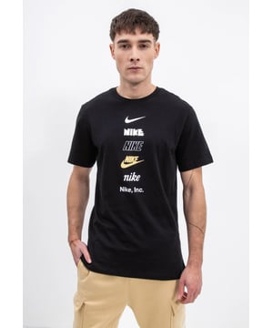 Nike Stack Logo Heren T-shirt Geef je dagelijkse benodigdheden een boost met dit Stack Logo Heren T-shirt van Nike. Dit T-shirt met standaard pasvorm is gemaakt van zacht, lichtgewicht katoen voor draagcomfort. Het heeft een geribde ronde halslijn en korte mouwen voor een klassieke snit, en is afgewerkt met een stapel kenmerkende Nike-logo's op de borst.