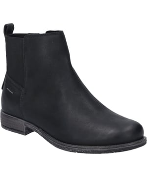 Mit dem Modell Sienna 08 präsentiert JOSEF SEIBEL eine Stiefelette für Damen, die in der klassischen Farbe Schwarz gehalten ist und somit vielfältige Kombinationsmöglichkeiten mit der Garderobe bietet. Dieser Schuh ist für die Freizeitgestaltung wie geschaffen, sei es für Spaziergänge im Freien oder für entspannte Tage in der Stadt. Durch die Verwendung von hochwertigem Ziegenleder als Obermaterial und die Fertigung in der besonderen AGO-Machart, bei der das Oberleder mit der Unterseite der Innensohle verklebt und anschließend die Laufsohle aufgeklebt wird, steht dieses Modell für moderne Bequemlichkeit und eine langlebige Formbeständigkeit. Die graue Sohle aus TR (Thermoplastischem Kautschuk) bietet nicht nur eine gute Rutschfestigkeit und lange Haltbarkeit, sondern ist auch leichter als traditionelle Gummisohlen. Dies, zusammen mit der Möglichkeit, das Lederfußbett gegen ein eigenes orthopädisches Fußbett auszutauschen, ermöglicht ein individuelles Trageerlebnis. JOSEF SEIBEL setzt mit Sienna 08 auf Slow Fashion, also auf Mode, die Wert auf Qualität, Passform und Funktionalität legt und nicht auf kurzlebige Trends. Das Modell ist ein Ausdruck von zeitlosem Design, das durch den modischen Charakter und den praktischen Reißverschluss, der ein leichtes An- und Ausziehen ermöglicht, unterstrichen wird. Mit Sienna 08 erlebst du den idealen Begleiter für all deine Wege, der Komfort und Ästhetik auf einzigartige Weise vereint.